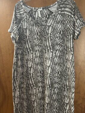 Cable and Gauge Animal Print Dress- short sleeve grey and white. Size Large